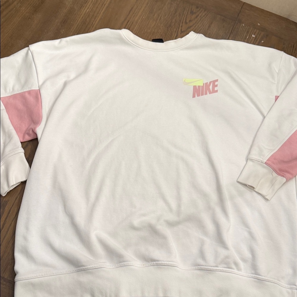 Nike White Crew Sweatshirt with Pink Sleeve Panels -/:;()